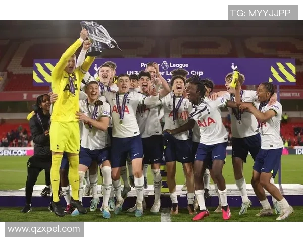 西甲激战：多特蒙德与热刺战平后点球大战引发全场狂欢