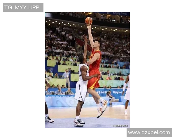 姚明伸手臂展现篮球巨星风采引发全场热烈欢呼与赞叹